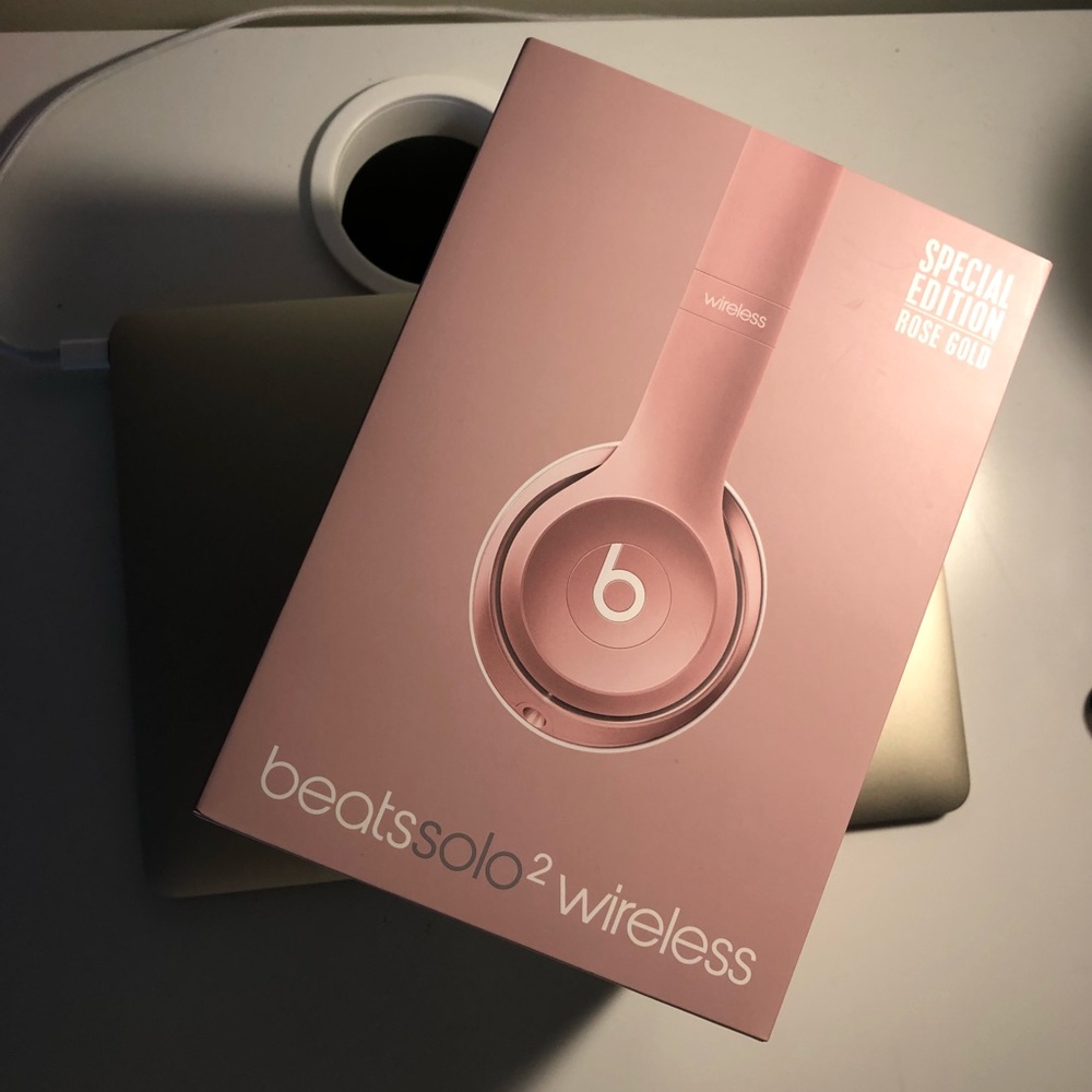 Beats solo2 wireless Rose Gold MUST GO💗